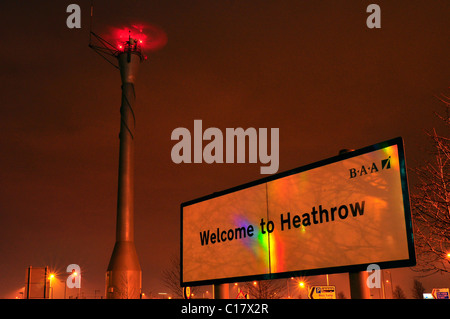 Willkommen bei Heathrow Zeichen & Radarturm Stockfoto