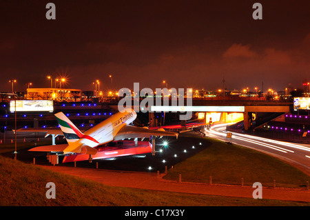 Eingang und Tunnel in Heathrow Airport mit großen Replik Flugzeuge Stockfoto