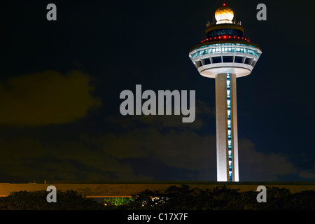 Changi Airport Traffic Controller Tower in Singapur bei Nacht Stockfoto