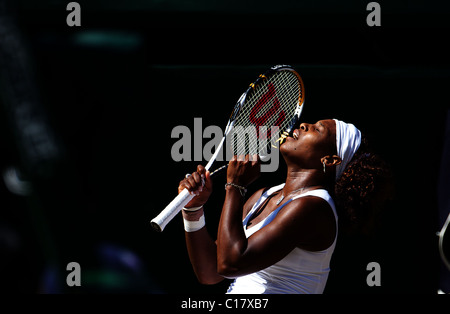 Serena Williams, USA, feiert ihren Sieg über Schwester Venus Williams, USA, im Damen Einzel Finale in Wimbledon. Stockfoto