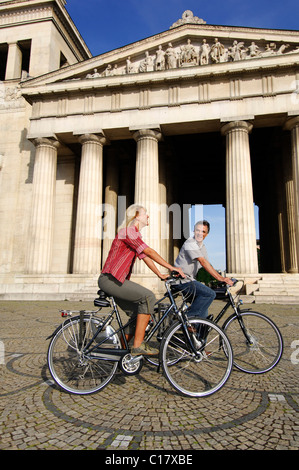 Best Ager, Radfahrer, Fahrradtour, Pinakothek Square, München, Bayern, Deutschland, Europa Stockfoto