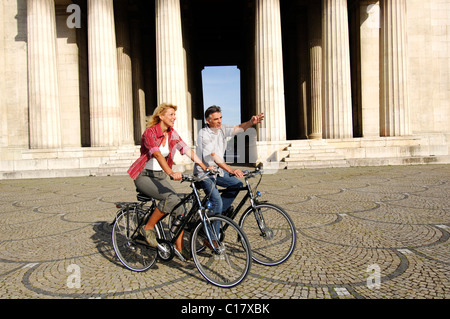 Best Ager, Radfahrer, Fahrradtour, Pinakothek Square, München, Bayern, Deutschland, Europa Stockfoto