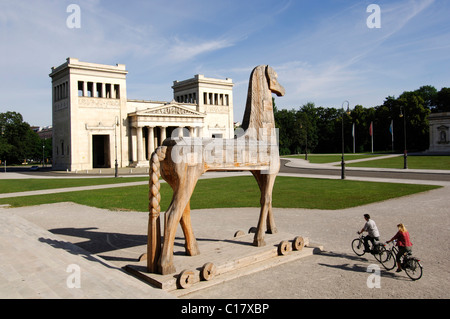 Best Ager, Radfahrer, Fahrradtour, Pferd Skulptur Pinakothek Square, München, Bayern, Deutschland, Europa Stockfoto