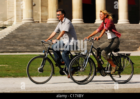 Best Ager, Radfahrer, Fahrradtour, Pinakothek Square, München, Bayern, Deutschland, Europa Stockfoto