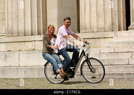 Best Ager, Radfahrer, Fahrradtour, Pinakothek Square, München, Bayern, Deutschland, Europa Stockfoto