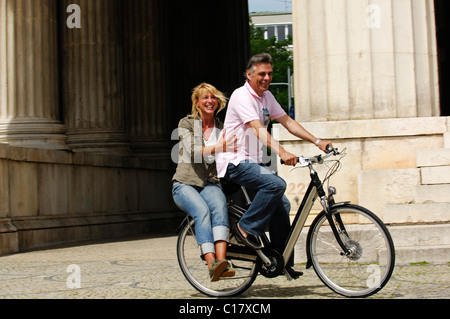 Best Ager, Radfahrer, Fahrradtour, Pinakothek Square, München, Bayern, Deutschland, Europa Stockfoto