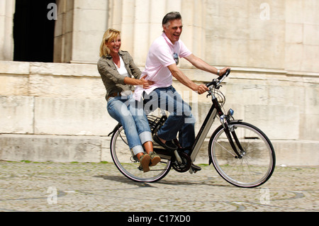 Best Ager, Radfahrer, Fahrradtour, Pinakothek Square, München, Bayern, Deutschland, Europa Stockfoto