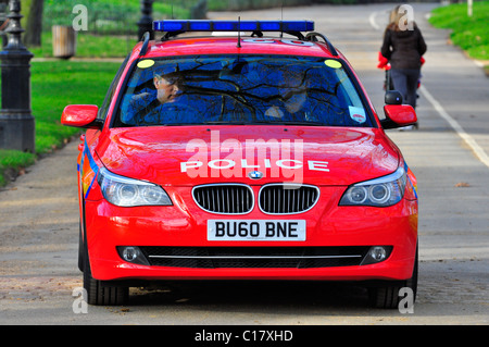 Bewaffnete Polizisten in BMW Polizeiauto im Hyde Park, London Stockfoto