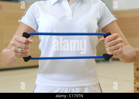 Hände halten einen expander Stockfoto