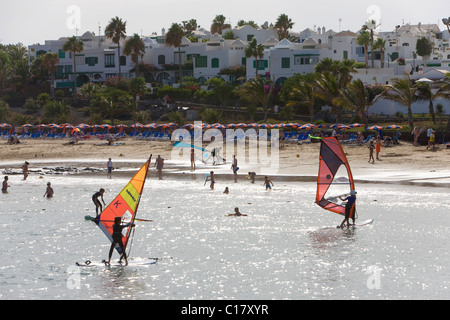 Surf Paradies Surfschule am Playa Las Cucharas Strand, Costa Teguise, Lanzarote, Kanarische Inseln, Spanien, Europa Stockfoto