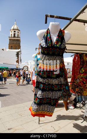 Dress für Verkauf auf dem Sonntagsmarkt in Teguise, Lanzarote, Kanarische Inseln, Spanien, Europa Stockfoto