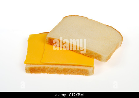 2 Scheiben Weißbrot mit 2 Scheiben Käse machen ein Käsebrot auf weißem Hintergrund, Ausschnitt. Stockfoto