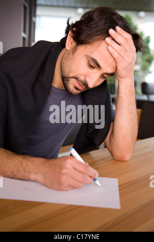 Mann ein Formular ausfüllen Stockfoto