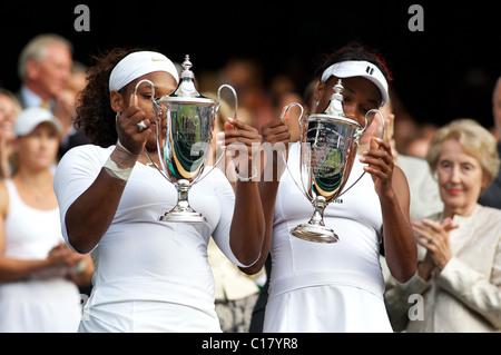 Schwestern Serena und Venus Williams, USA, im Einsatz bei den All England Lawn Tennis Championships in Wimbledon, London, England. Stockfoto