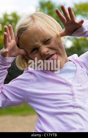 6 Jahre altes Mädchen Grimassen Stockfoto