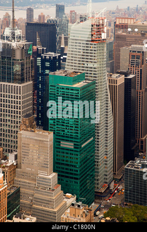 Blick vom Empire State Building auf Hochhäuser im Bau, Regenwetter, New York City, USA Stockfoto