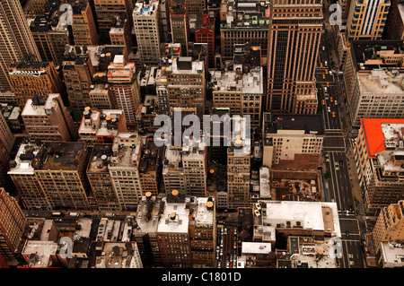 Blick auf die Wolkenkratzer Dächer mit Wassertank des Empire State Building, Regenwetter, New York City, USA Stockfoto