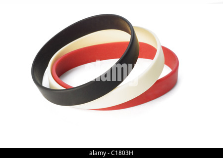 Bunte elastische Armbänder auf weißem Hintergrund Stockfoto