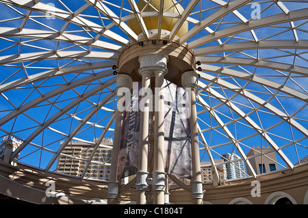Nachschlagen in der Kuppel am Eingang zum Sahara Hotel und Casino Stockfoto