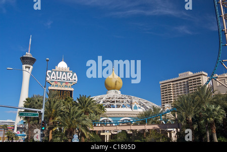 Das Sahara Hotel and Casino in Las Vegas, mit The Stratosphere Hotel Turm auf der linken Seite, umrahmt von der Sahara Fahrt Track Stockfoto