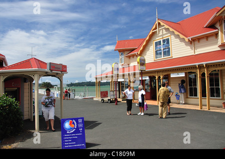 Tourist-Information und Buchung aufbauend auf Vorland, Paihia, Bay of Islands, Region Northland, Nordinsel, Neuseeland Stockfoto