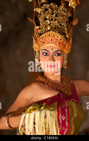 Balinesische Legong Tänzerin bei einer kulturellen Aussetzung in Ubud Stockfoto