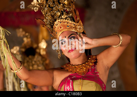 Balinesische Legong Tänzerin bei einer kulturellen Aussetzung in Ubud Stockfoto