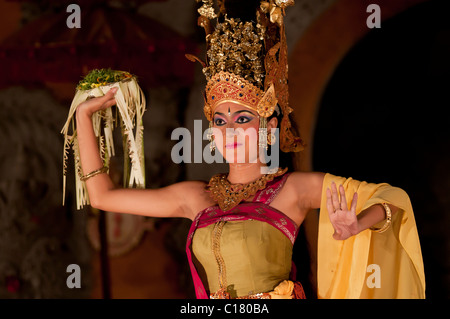 Balinesische Legong Tänzerin bei einer kulturellen Aussetzung in Ubud Stockfoto