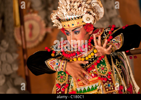 Balinesische Legong Tänzerin bei einer kulturellen Aussetzung in Ubud Stockfoto