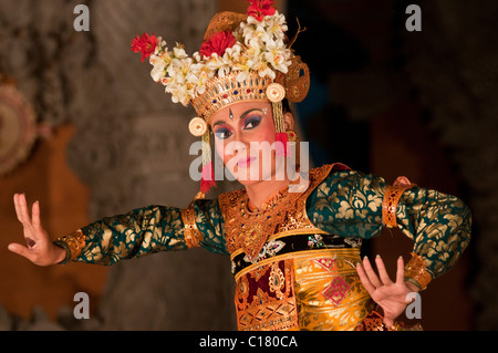 Balinesische Legong Tänzerin bei einer kulturellen Aussetzung in Ubud Stockfoto