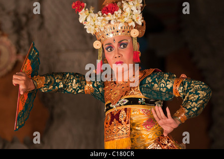 Balinesische Legong Tänzerin bei einer kulturellen Aussetzung in Ubud Stockfoto