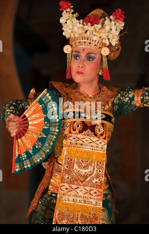 Balinesische Legong Tänzerin bei einer kulturellen Aussetzung in Ubud Stockfoto