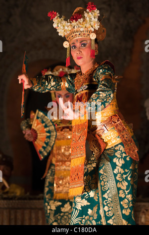 Balinesische legong Tänzerin an eine kulturelle Leistung in Ubud Stockfoto