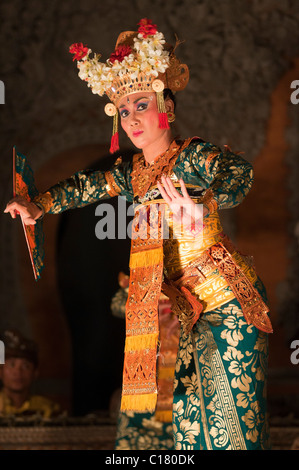 Balinesische Legong Tänzerin bei einer kulturellen Aussetzung in Ubud Stockfoto