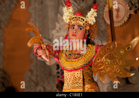 Balinesische Legong Tänzerin bei einer kulturellen Aussetzung in Ubud Stockfoto