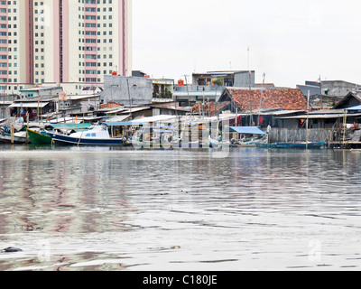 Fischerdorf im Sunda Kelapa - der alte Hafen von Jakarta. Stockfoto