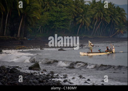 Balinesische Fischer hochziehen am Strand in Tembok Bali, nach einer Nacht der Fischerei für Makrele in einer traditionellen Ausleger. Stockfoto