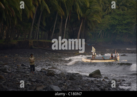 Balinesische Fischer hochziehen am Strand in Tembok Bali, nach einer Nacht der Fischerei für Makrele in einer traditionellen Ausleger. Stockfoto