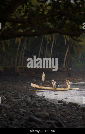 Balinesische Fischer hochziehen am Strand in Tembok Bali, nach einer Nacht der Fischerei für Makrele in einer traditionellen Ausleger. Stockfoto