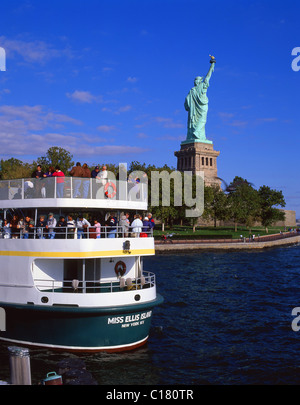 Miss Ellis Island Fähre am Statue of Liberty National Monument, Liberty Island, New York, New York State, Vereinigte Staaten von Amerika Stockfoto