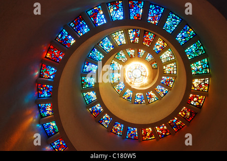 Spiralförmig Glasfenster, entworfen von Gabriel Loire, in der Thanksgiving-Kapelle, Dallas, Texas Stockfoto