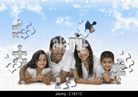 Bild einer Familie aus Puzzleteile hergestellt Stockfoto