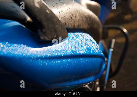 Morgentau auf einem geparkten indische Motorrad Stockfoto