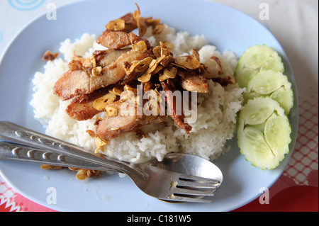 Tiefe gebratenes Schweinefleisch mit Knoblauch oben auf Reis, thai-Küche auf seine besten, street Food von bangkok Stockfoto