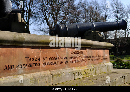 Sebastopol-Kanone und Inschrift im Arboretum-Park, Nottingham, England, UK Stockfoto