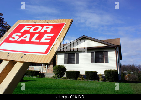 Haus mit für Verkauf Zeichen Schwerpunkt für Verkauf Zeichen Stockfoto