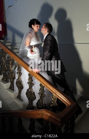 Hochzeit-Kuss in einem alten Wohnhaus Stockfoto