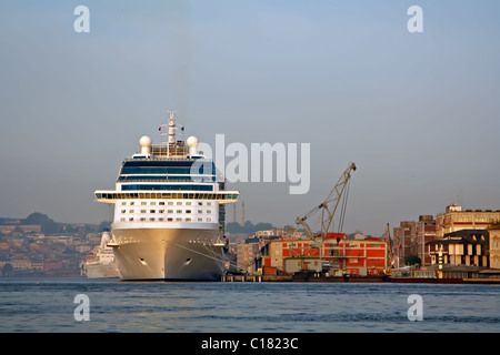 Kreuzfahrtschiff im Hafen bei Sonnenuntergang Stockfoto