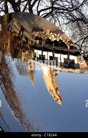 Reflexion im Himmel Spiegel, Nottingham, England, UK Stockfoto