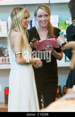 Nicole Richie im Store auf der Melrose Avenue Kitson anlässlich des Starts von ihrem House of Harlow 1960 Schmucklinie. Los Angeles, Stockfoto